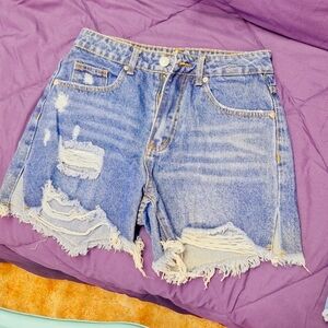 4 pairs of Jean shorts and 1 pair of relaxing boxer shorts.